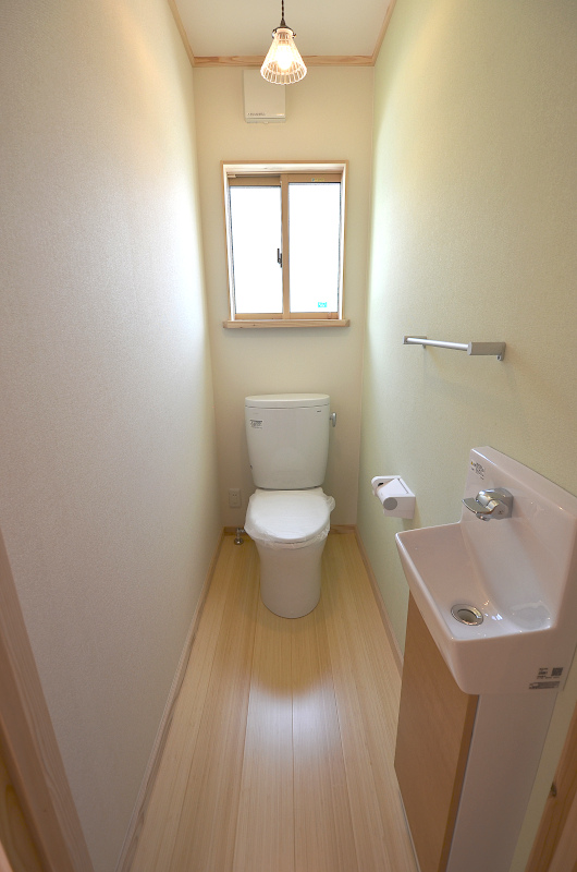 トイレ床には自然素材の竹フローリング