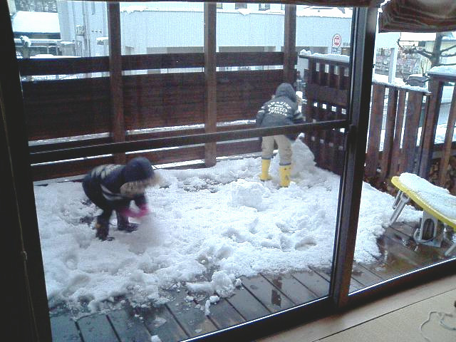 ウッドデッキで雪遊び