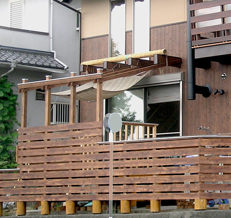 日除けをして使うウッドデッキ