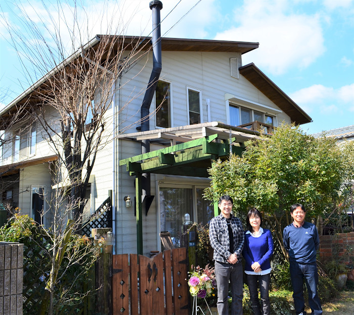 M様ご夫妻とはんべ工務店中村琵琶湖が見える土地に建てられた家の前で撮影