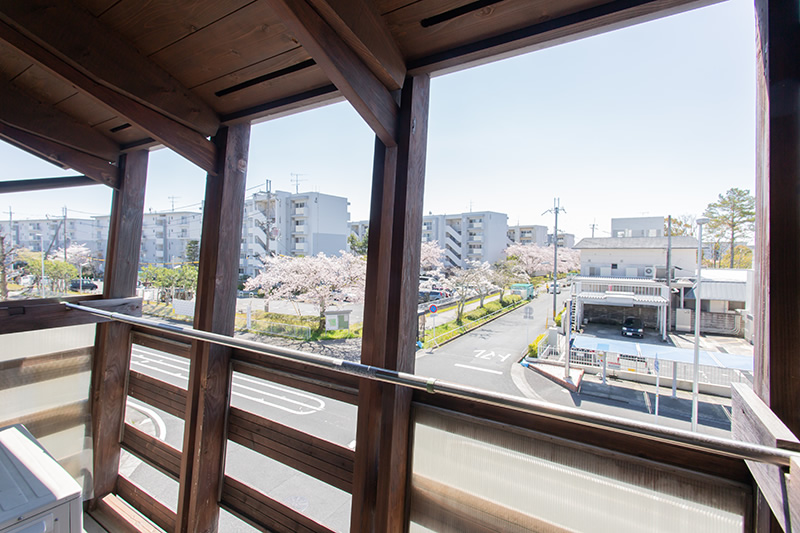 玄関前に屋根付きスペースがいろいろと重宝