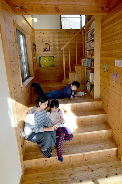 ステージ階段でくつろぎの場