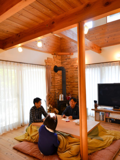 M様ご夫妻と中村がリビングにて