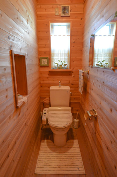 全面杉板貼りのトイレ