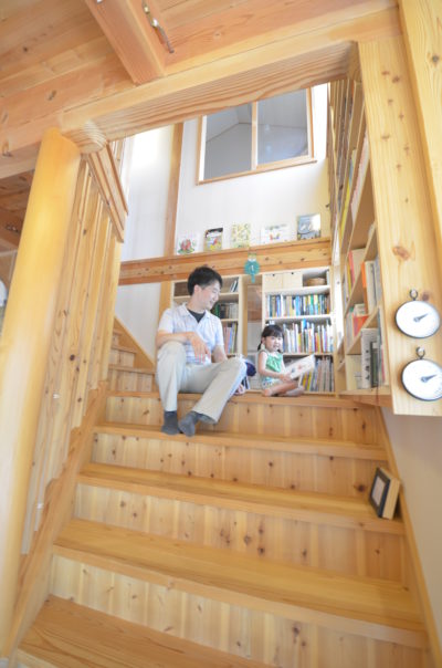 幅広のリビング階段