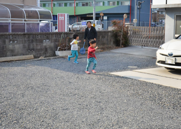 中村とお子さんの追いかけっこ