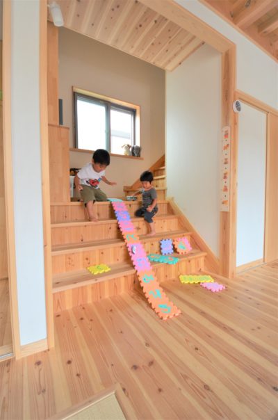 リビングステージ階段で遊べる