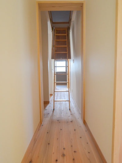 2階廊下からあがれる小屋裏収納