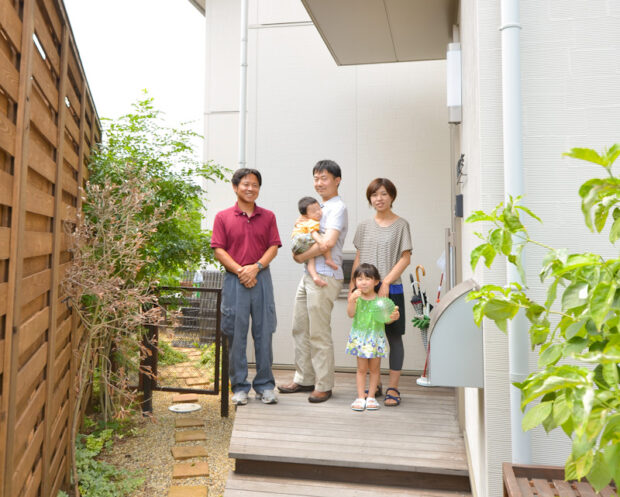 玄関先でT様ご家族集合写真